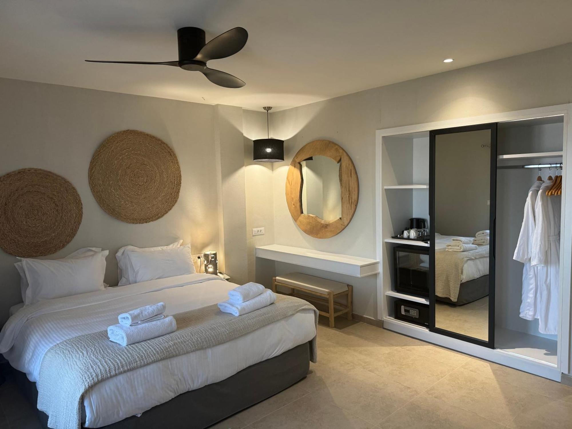 The Noverian Bios Santorini Boutique Hotel Fira  Rum bild