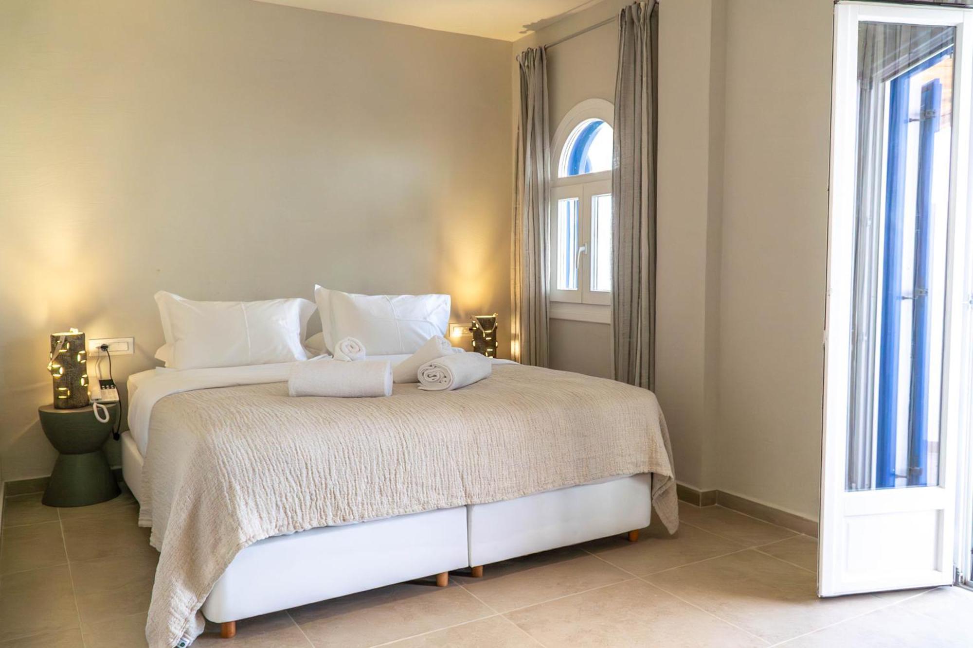 The Noverian Bios Santorini Boutique Hotel Fira  Rum bild