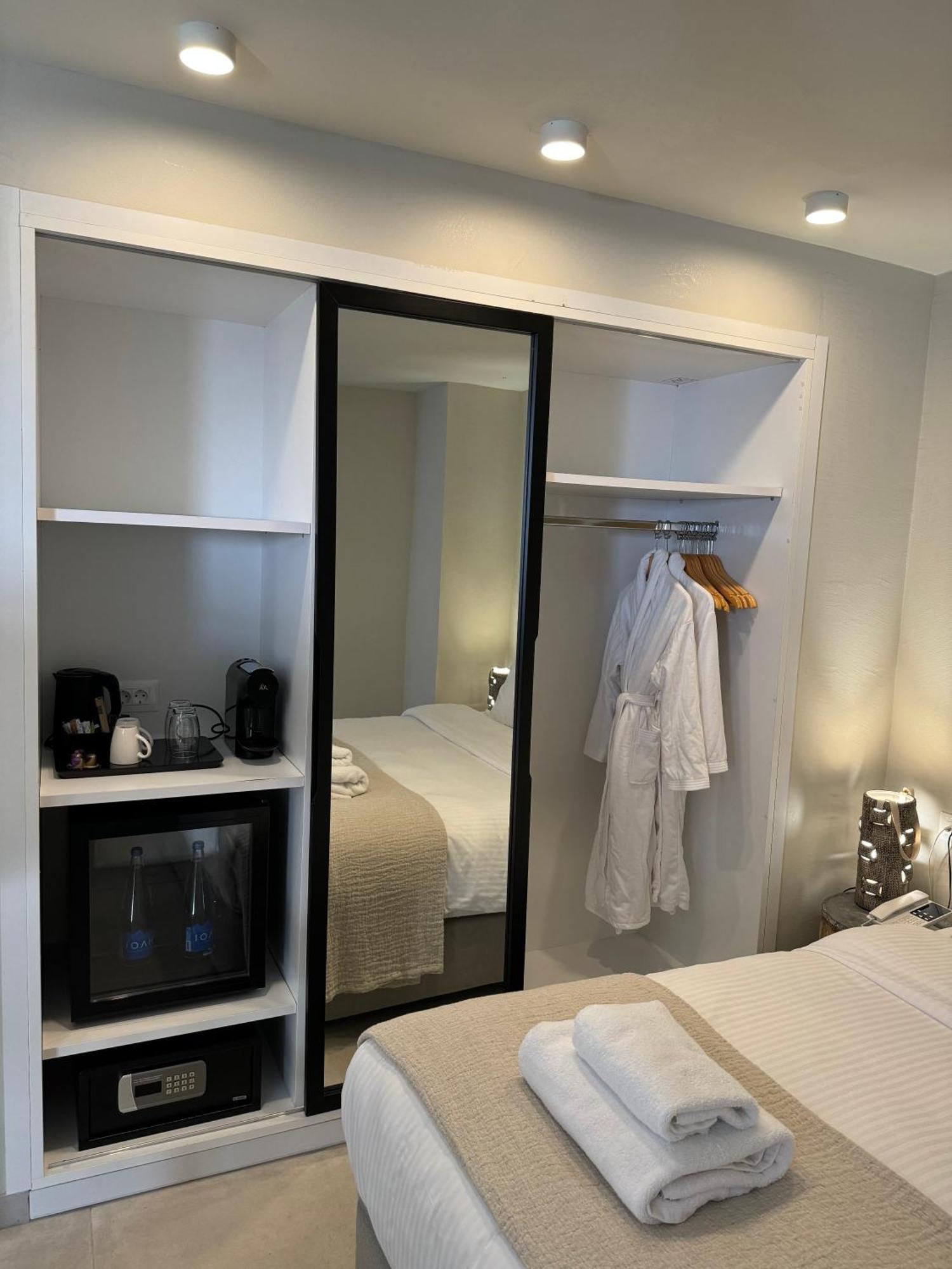 The Noverian Bios Santorini Boutique Hotel Fira  Rum bild